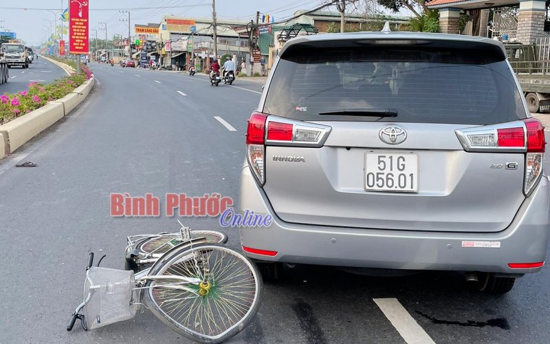 Chạy xe đạp ngược chiều, người đàn ông bị ô tô tông 