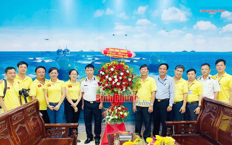 Đoàn công tác tỉnh Bình Phước thăm Lữ đoàn 955 Bộ tư lệnh vùng 4 Hải quân