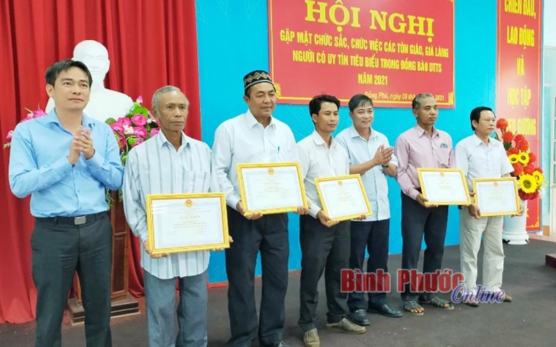 Đồng Phú gặp mặt chức sắc, chức việc, già làng, người có uy tín tiêu biểu