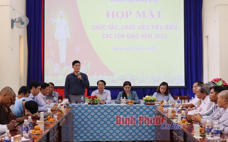 Đồng Xoài họp mặt chức sắc, chức việc tiêu biểu các tôn giáo 