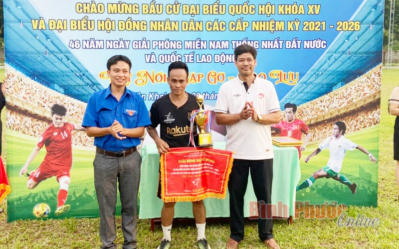 Giải bóng đá tứ hùng chào mừng 30-4