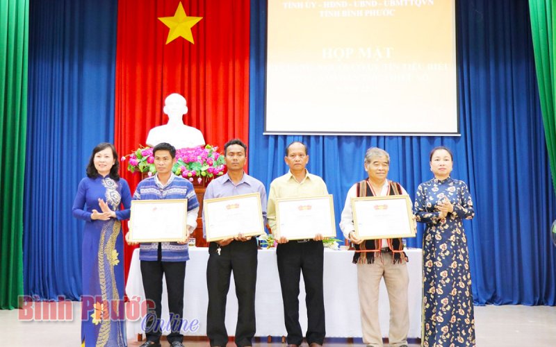 Họp mặt 100 già làng, người có uy tín tiêu biểu đồng bào DTTS năm 2021