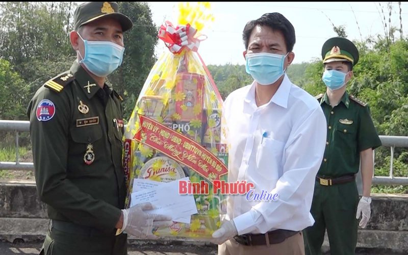 L&atilde;nh đạo huyện B&ugrave; Đốp ch&uacute;c tết 2 huyện gi&aacute;p bi&ecirc;n thuộc Campuchia
