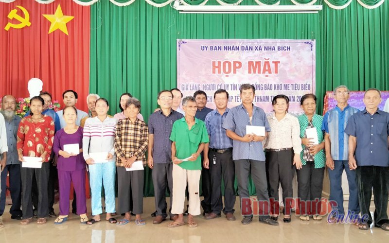 Lãnh đạo huyện Chơn Thành thăm, tặng quà đồng bào Khmer nhân tết cổ truyền