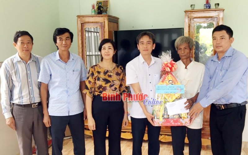 L&atilde;nh đạo huyện Đồng Ph&uacute; tặng qu&agrave; gi&agrave; l&agrave;ng Khmer nh&acirc;n Tết Ch&ocirc;l Chnăm Thm&acirc;y