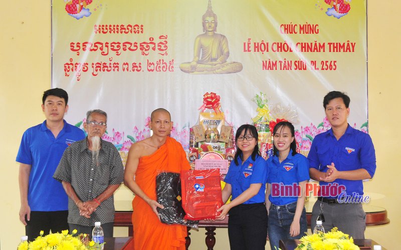 L&atilde;nh đạo Tỉnh đo&agrave;n v&agrave; th&agrave;nh phố Đồng Xo&agrave;i thăm, ch&uacute;c Tết cổ truyền đồng b&agrave;o Khmer