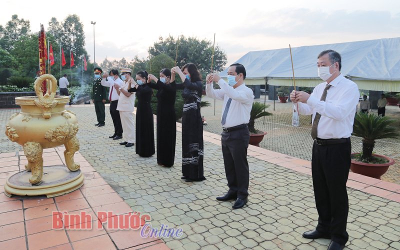 Lãnh đạo Tỉnh ủy, HĐND, UBND, Ủy ban MTTQVN tỉnh viếng nghĩa trang liệt sĩ 