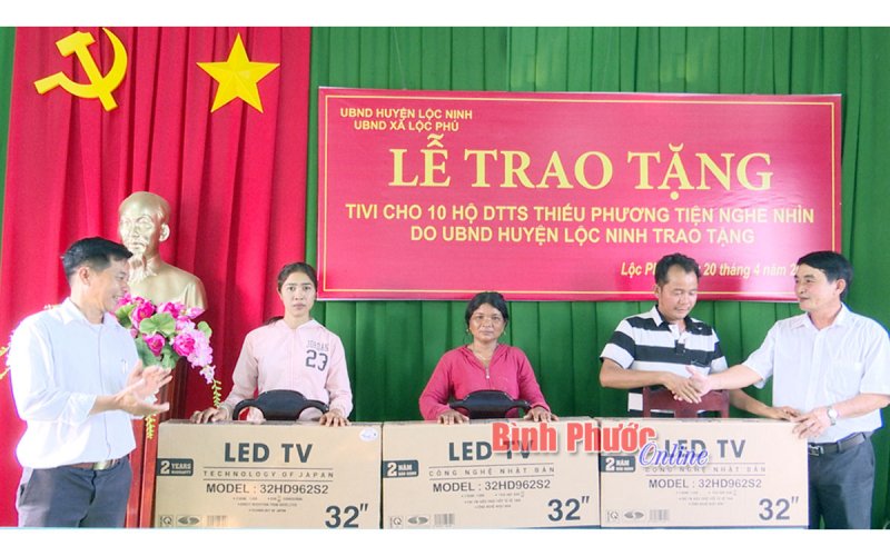 Lộc Ninh trao tặng 10 tivi cho hộ dân tộc thiểu số