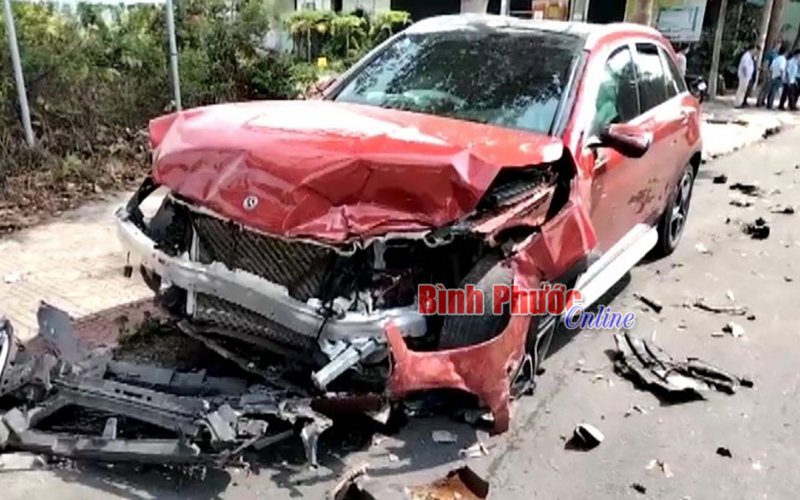 Tai nạn giao thông liên hoàn giữa 3 xe ô tô