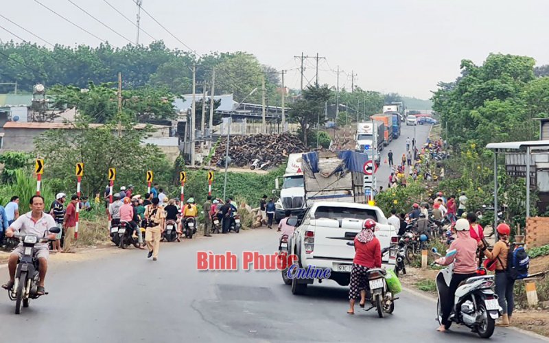 Tai nạn trên cầu gây ách tắc giao thông nghiêm trọng