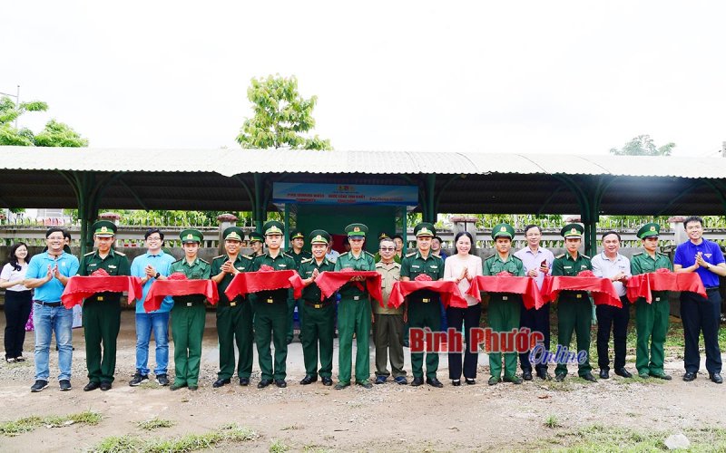 Tặng hệ thống lọc nước cho Đồn biên phòng Cửa khẩu quốc tế Hoa Lư