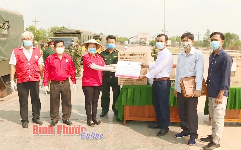 Tỉnh Bình Phước tặng quà cho người Việt tại Vương quốc Campuchia