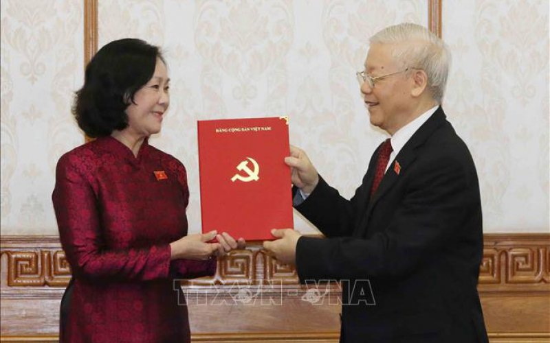 Tổng Bí thư Nguyễn Phú Trọng trao quyết định phân công Trưởng ban Tổ chức Trung ương và Trưởng ban Dân vận Trung ương