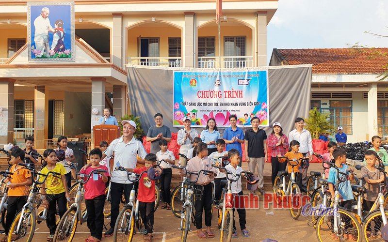 Trao quà tặng, trao ước mơ