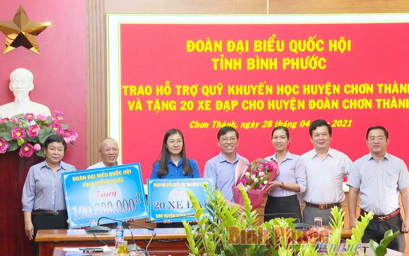 Trao tặng 500 triệu đồng cho Hội khuyến học các huyện, thị xã