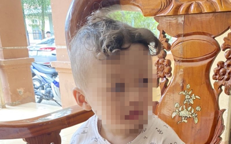 Trao trả bé trai khoảng 3 tuổi bị lạc về cho người thân     