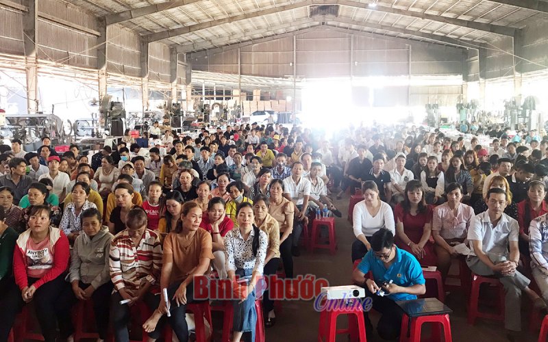 Tuyên truyền về bầu cử cho công nhân, công đoàn viên