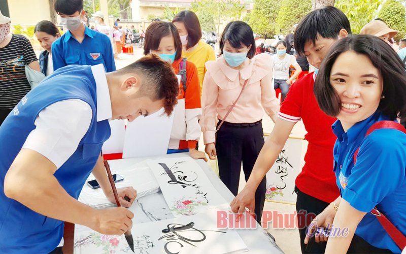 Viết thư pháp tặng người hiến máu