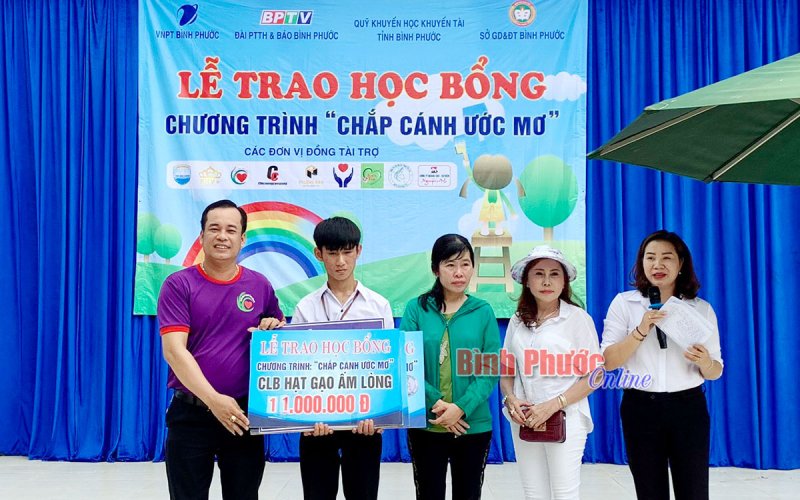 Học bổng hơn 271 triệu đồng: Viết tiếp ước mơ cho Huỳnh Khánh Duy