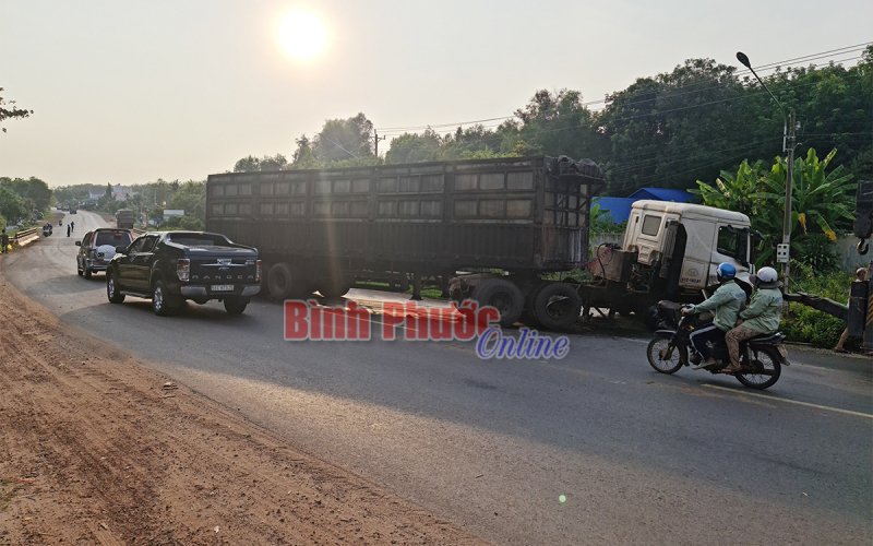 Xe đầu kéo nổ lốp, Quốc lộ 14 ách tắc giao thông