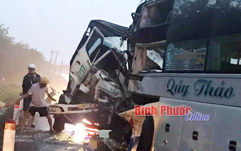 Xe khách giường nằm “đấu đầu” xe tải, 2 người thương vong