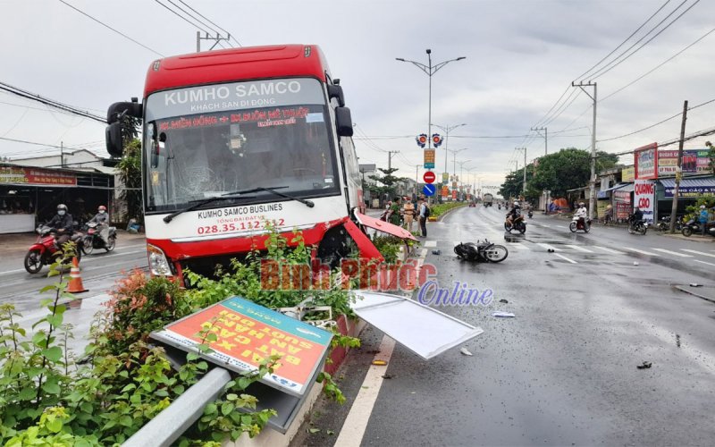 Xe khách tông xe máy, 2 người bị thương nặng