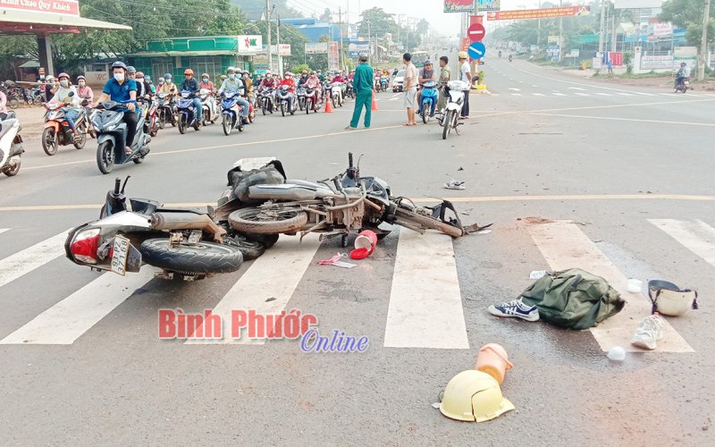 Xe máy tông xe máy, 3 người bị thương nặng