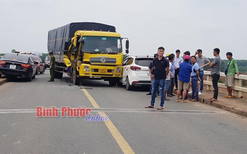 Xe tải gây tai nạn liên hoàn khiến quốc lộ 14 ách tắc 