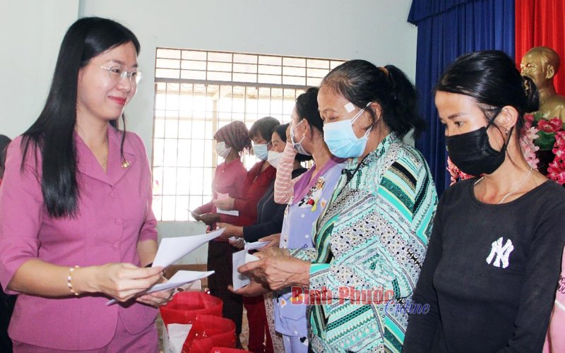 132 phần quà, học bổng tặng phụ nữ và học sinh nghèo biên cương