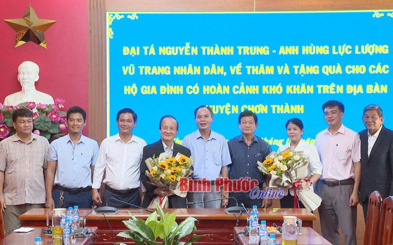 Anh hùng lực lượng vũ trang nhân dân Nguyễn Thành Trung tặng quà người nghèo