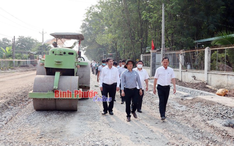 Bí thư Thành ủy Đồng Xoài Hà Anh Dũng kiểm tra tiến độ thi công đường ĐH 507 và thoát lũ Suối Đá