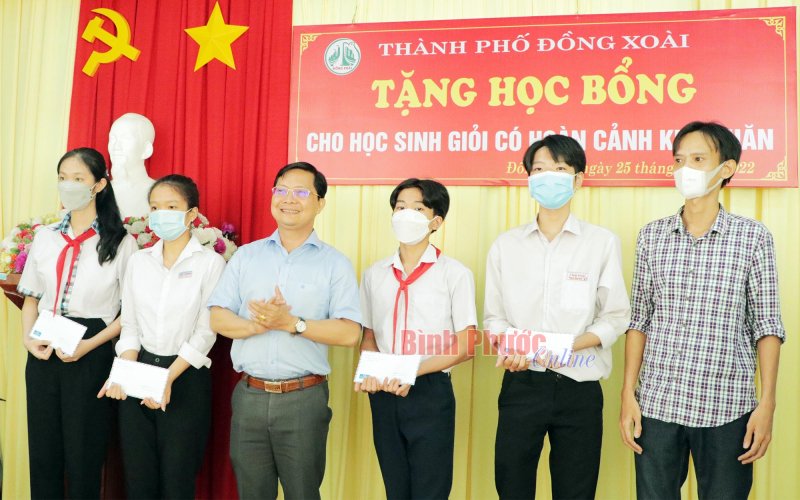 Bí thư Thành ủy Đồng Xoài trao học bổng cho học sinh giỏi có hoàn cảnh khó khăn