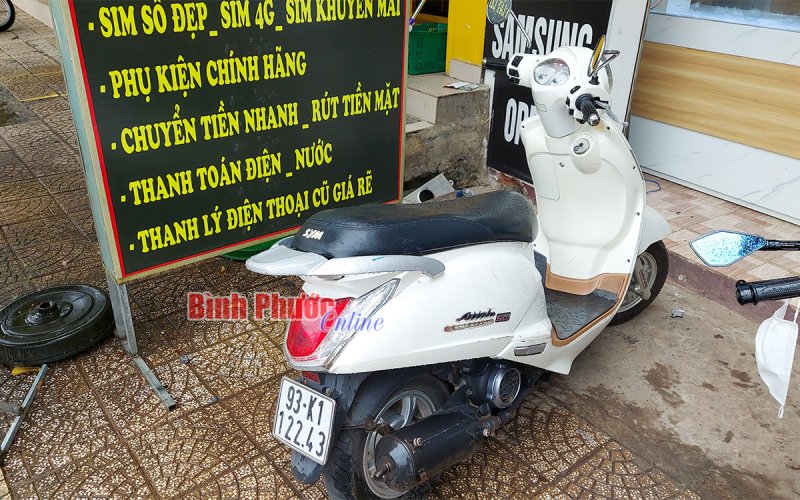 Bình Phước: Nhờ tiệm điện thoại chuyển tiền xong, thanh niên bỏ cả xe máy chạy trốn