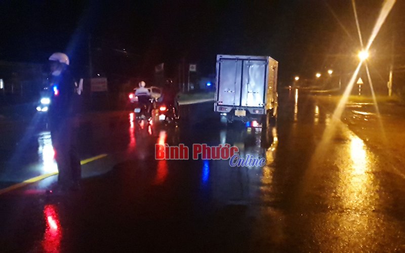 Bình Phước: Sang đường thiếu quan sát, xe môtô chở 3 tông trực diện xe tải