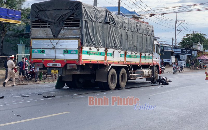 Bù Đăng: Xe tải tông trực diện xe máy, 1 người tử vong tại chỗ