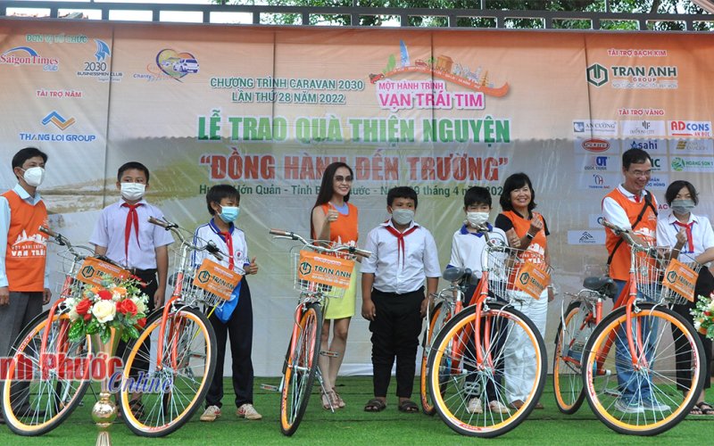 Câu lạc bộ doanh nhân Hai Mươi Ba Mươi tặng quà học sinh khó khăn