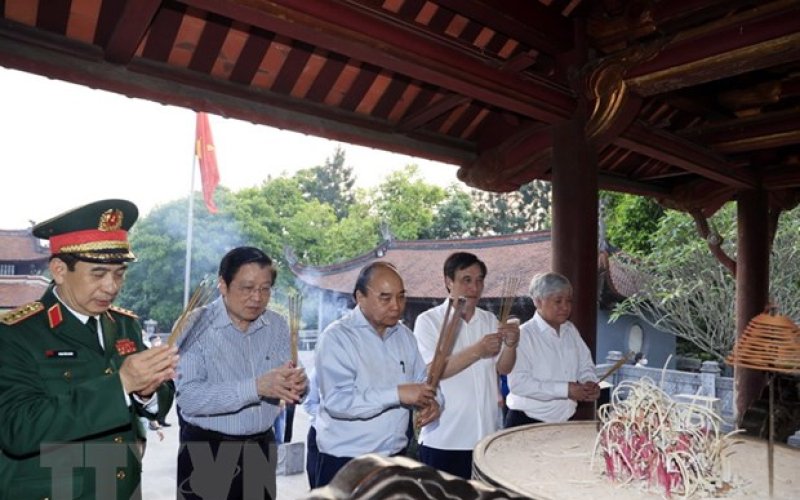 Chủ tịch nước dâng hương Tổ Mẫu Âu Cơ và Quốc tổ Lạc Long Quân