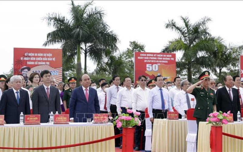 Chủ tịch nước Nguyễn Xuân Phúc dự Lễ thượng cờ Thống nhất non sông tại Di tích Đôi bờ Hiền Lương - Bến Hải