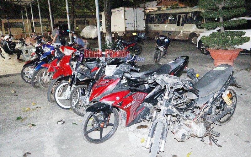 Công an TP. Đồng Xoài tạm giữ 9 xe môtô nẹt pô, lạng lách, đánh võng trên đường Hồ Xuân Hương