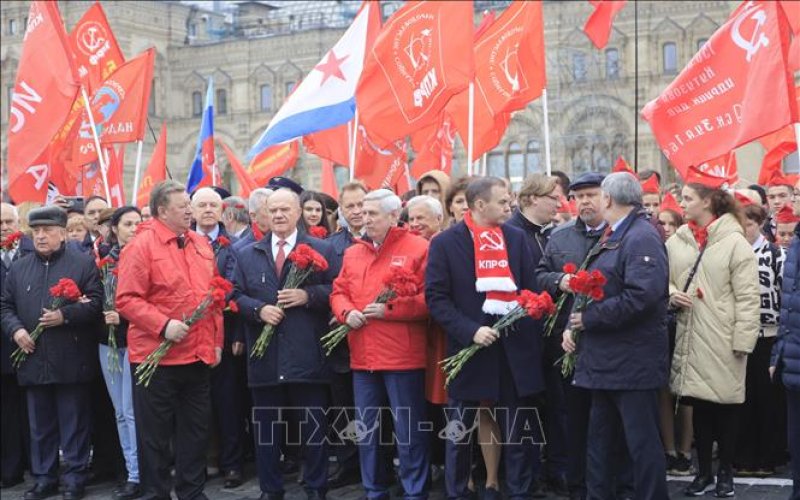 Dâng hoa tưởng nhớ Lãnh tụ Vladimir Ilich Lenin tại Nga