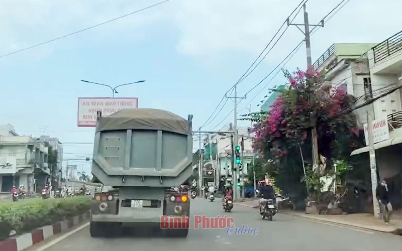 Đề nghị xử lý xe chở quá tải trên đường Trần Hưng Đạo