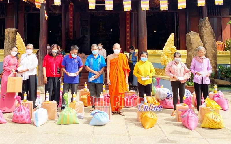 Đồng Xoài: Tặng học bổng và quà đồng bào Khmer nhân tết Chôl Chnăm Thmây