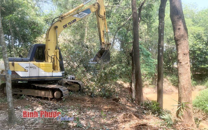 Gấp rút khơi thông suối Rạt