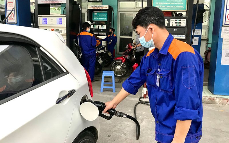 Giá xăng tăng gần 700 đồng/lít