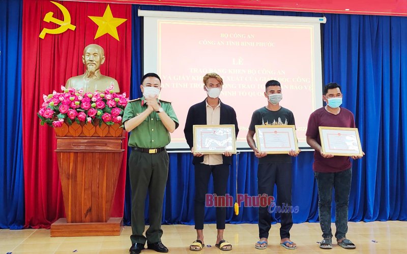 Giám đốc Công an tỉnh Bình Phước tặng giấy khen đột xuất cho 5 cá nhân 