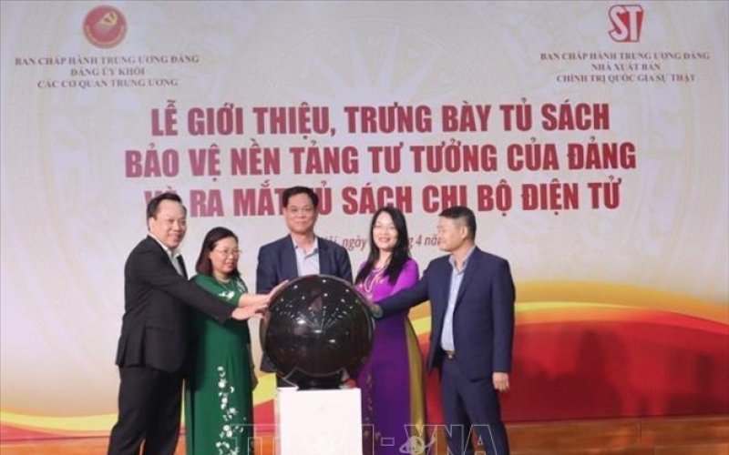 Giới thiệu, trưng bày Tủ sách Bảo vệ nền tảng tư tưởng của Đảng