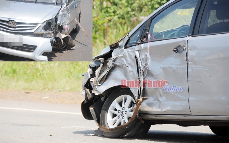 Hai xe du lịch hư hỏng nặng sau đối đầu