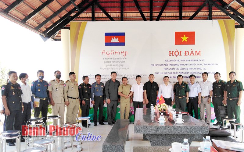 Hội đàm giữa huyện Lộc Ninh và các huyện giáp biên thuộc Vương quốc Campuchia