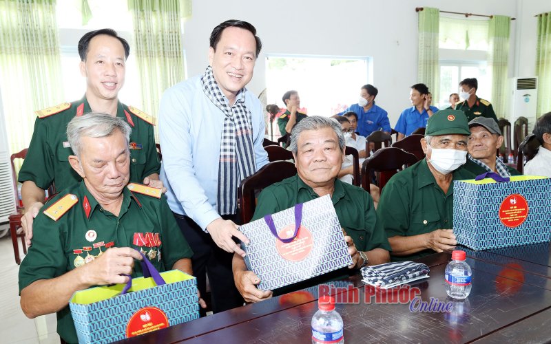 Hớn Quản họp mặt cán bộ, chiến sĩ tiêu biểu tham gia kháng chiến chống Mỹ 