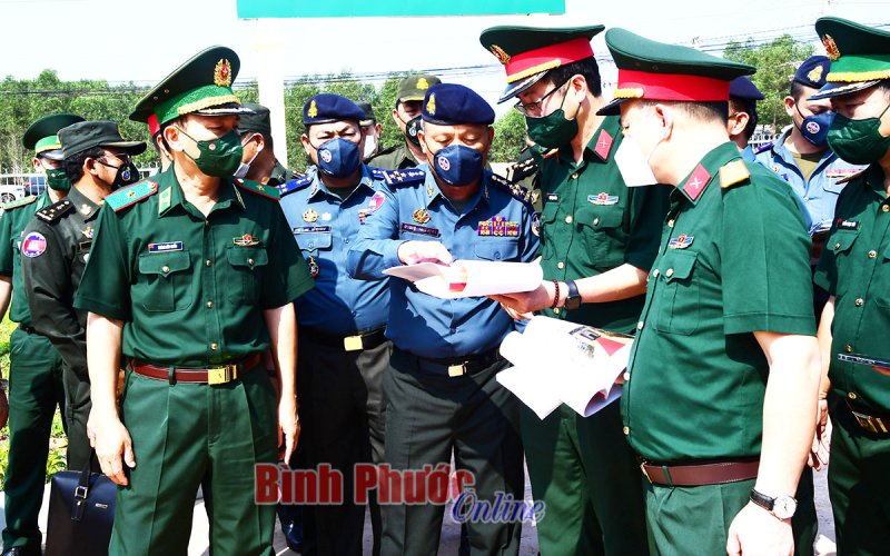 Khảo sát chuẩn bị chương trình giao lưu quốc phòng Việt Nam - Campuchia